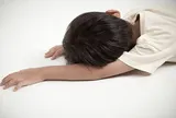 Khoảnh khắc nghẹt thở: Bác sĩ giành lại sự sống cho bé ngừng tim vì điện giật trên bãi biển