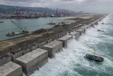 Phát hiện 117 khối bê tông nặng tới 8.600 tấn đang được đánh chìm xuống đáy biển, một 'vùng đất' rộng 167 ha dần được tạo ra