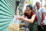 Người dân Hà Nội tất bật mua sắm trong ngày Tết Đoan Ngọ