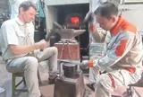 Du khách nước ngoài thích thú trải nghiệm làm dao tại làng nghề Đa Sỹ