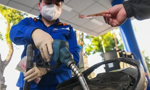 Giá xăng bật tăng, dầu giảm