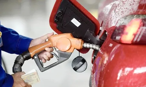 Dầu thô vượt 100 USD/thùng, dự báo giá xăng trong nước tiếp tục tăng