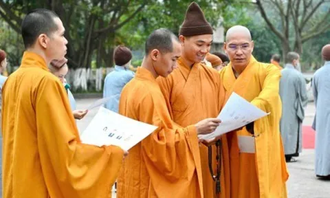 Tu sĩ Phật giáo tham gia ngày hội bầu cử