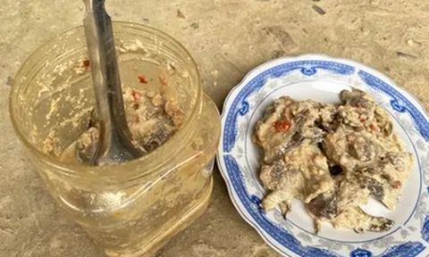 Người phụ nữ 54 tuổi chóng mặt, buồn nôn sau khi ăn cá ủ chua do người thân tặng