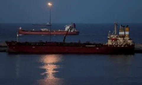 Phát hiện một loạt tàu sử dụng tín hiệu nhận dạng giả, âm thầm đi qua qua eo biển Hormuz: Hơn 12 triệu thùng dầu di chuyển thành công