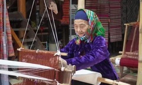 Làng dệt thổ cẩm hút khách nước ngoài ở khu du lịch Pù luông