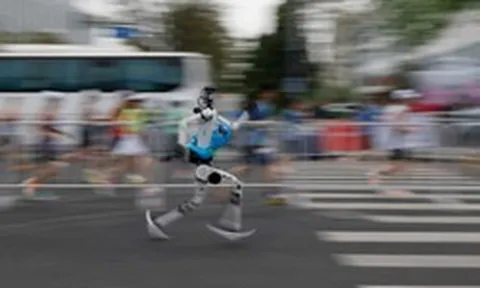Từ múa quạt, biểu diễn võ thuật đến phá kỷ lục marathon thế giới: Robot không còn 'trình diễn' mà đã bắt đầu học được cách vượt qua giới hạn của con người