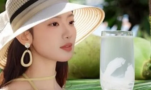 Nắng nóng thế này, uống ngay loại nước được ví như "kem chống nắng tự nhiên" để ngăn da nhăn nheo, đen sạm, ai đi biển càng nên uống