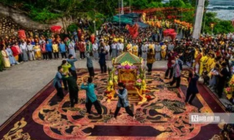 Núi Sam đông nghịt khách trong mùa lễ hội Vía Bà Chúa Xứ