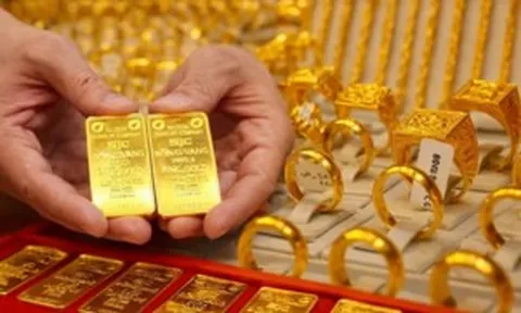 Mua vàng nhẫn, vàng miếng hay giữ tiền mặt có lợi hơn?
