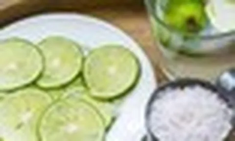 Lời khuyên cho những ai cứ ngủ dậy là uống nước chanh muối