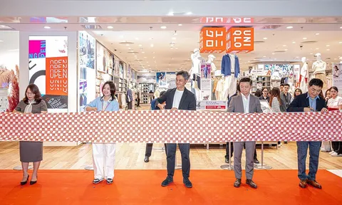 UNIQLO Hanoi Centre chính thức khai trương sáng ngày 27.03, chào đón hàng trăm khách hàng đến tham quan, mua sắm