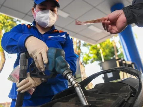 Giá xăng bật tăng, dầu giảm