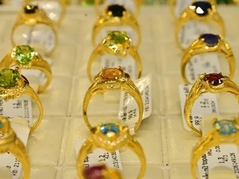 Giá vàng sụt giảm, chuyên gia cảnh báo