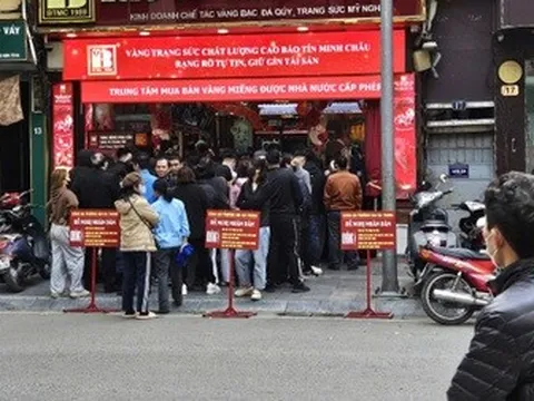 Dân đổ xô đi mua vàng những ngày sát Tết, chấp nhận cầm giấy hẹn 3 tháng