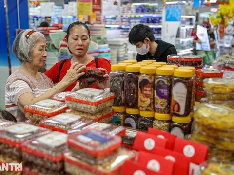 Mùng 5 Tết, chợ và siêu thị nhộn nhịp trở lại, hàng hóa đầy đủ