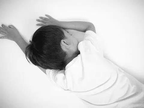 Bé trai 4 tuổi tử vong sau khi uống thứ nước "vạn người mê", camera giám sát ghi lại cảnh tượng đau lòng