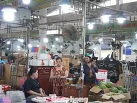 Tiểu thương chợ đầu mối 'đứng ngồi không yên' vì cước phí phi mã