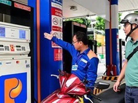 Giá xăng giảm hơn 3.800 đồng/lít