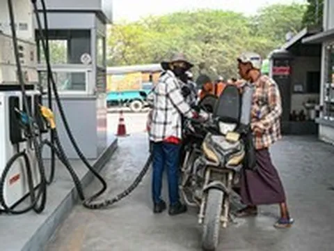 Người đi xe máy tại nước ASEAN này chỉ được mua 8 lít xăng mỗi tuần