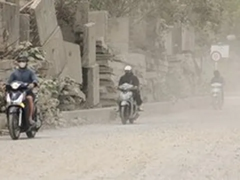 Người Hà Nội 'ngộp thở' giữa bụi mịt mù từ công trình xây dựng