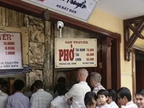 Phở Bát Đàn tăng giá chóng mặt sau 20 năm, chỉ có quả trứng là còn nương tay với ví tiền của thực khách