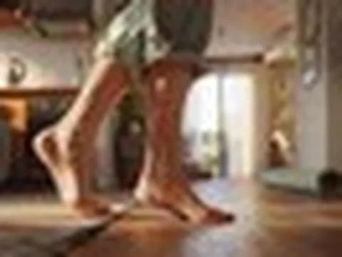 Đi chân trần trong nhà lợi hay hại? Câu trả lời của bác sĩ có thể khiến bạn bất ngờ