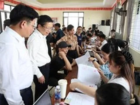 Hàng trăm hộ dân ở một xã Hà Nội ngồi chật kín nhà văn hóa nhận tiền đền bù đất tại siêu dự án 925.000 tỷ đồng có quy mô lớn nhất lịch sử Vingroup