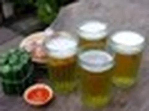 Trời nóng uống bia để giải nhiệt: Chuyên gia cảnh báo càng uống càng mất nước