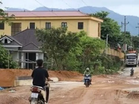 Người dân khốn khổ vì dự án chống ngập đào lên rồi... bỏ đó