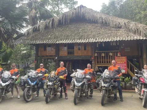 Người đàn ông Dao đưa ngôi nhà sàn bên hồ Thác Bà thành điểm đến của du khách quốc tế