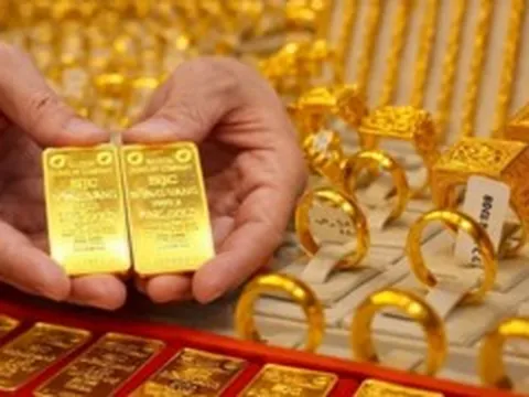 Mua vàng nhẫn, vàng miếng hay giữ tiền mặt có lợi hơn?