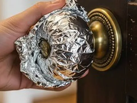 Vì sao nhiều gia đình bọc giấy bạc quanh tay nắm cửa? Sự thật phía sau mẹo đang lan truyền