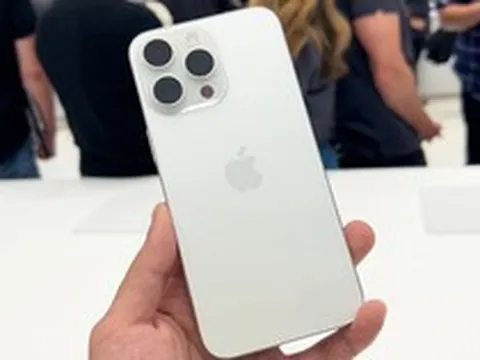 iPhone 15 Pro Max giảm hơn một nửa giá