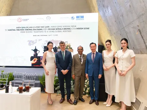 Các hoa hậu gây chú ý tại diễn đàn cà phê quốc tế với chiều sâu tri thức