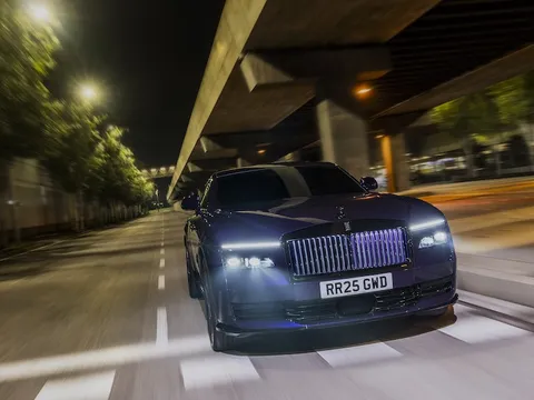 Rolls-Royce giới thiệu Black Badge Spectre: Bí ẩn và cá tính từ những sắc màu táo bạo