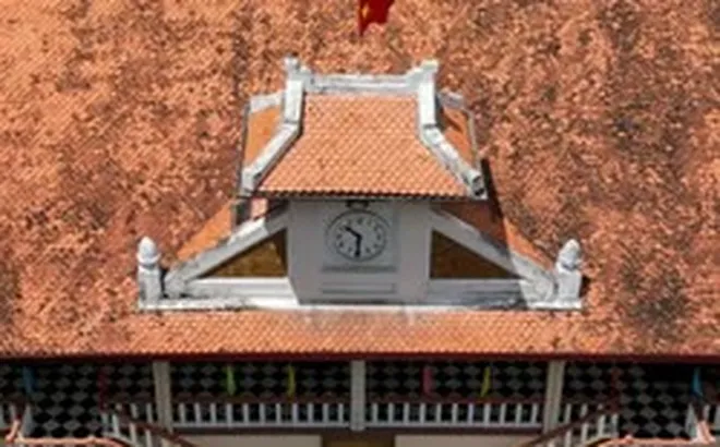 Độc lạ chiếc đồng hồ trăm tuổi gắn với ngôi trường hơn 120 năm ở TPHCM