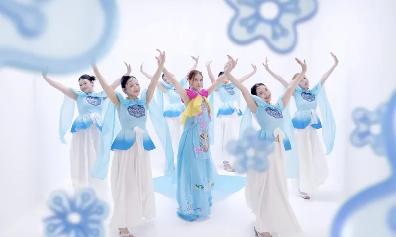 Loạt thành tích ấn tượng của Hoàng Thuỳ Linh cùng Rực Rỡ 30