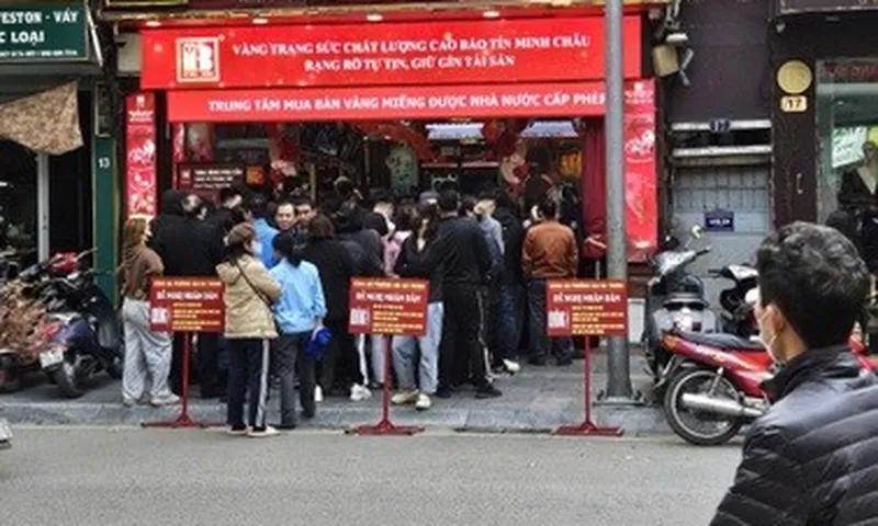 Dân đổ xô đi mua vàng những ngày sát Tết, chấp nhận cầm giấy hẹn 3 tháng