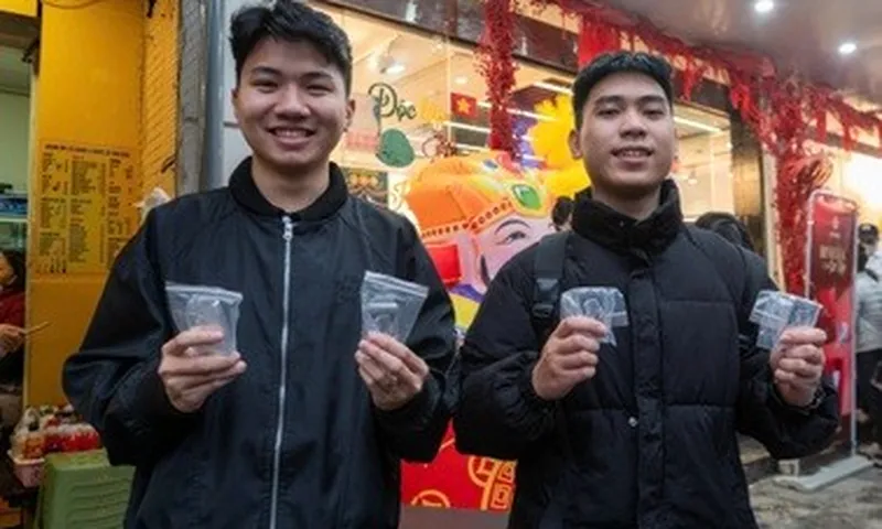 Sinh viên đội mưa xếp hàng từ 4h sáng mua bạc cầu may