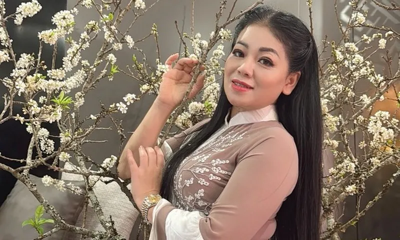 Nhan sắc mặn mà tuổi 50 của "nữ hoàng nhạc đỏ" là mẹ đơn thân nuôi 4 con