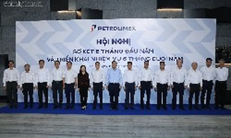 Petrolimex đạt 215.000 tỷ đồng doanh thu sau 6 tháng, tăng 49%